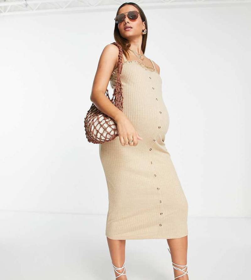 ASOS DESIGN Maternity - Geripptes Midikleid mit Rüschensaum & durchgehender Knopfleiste in Sandbeige-Neutral von ASOS Maternity