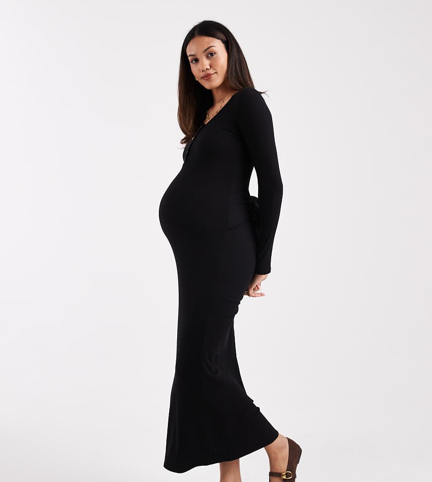 ASOS DESIGN Maternity - Geripptes Umstands-Midikleid in Schwarz mit U-Ausschnitt, Knopfleiste und Bindedetail von ASOS Maternity