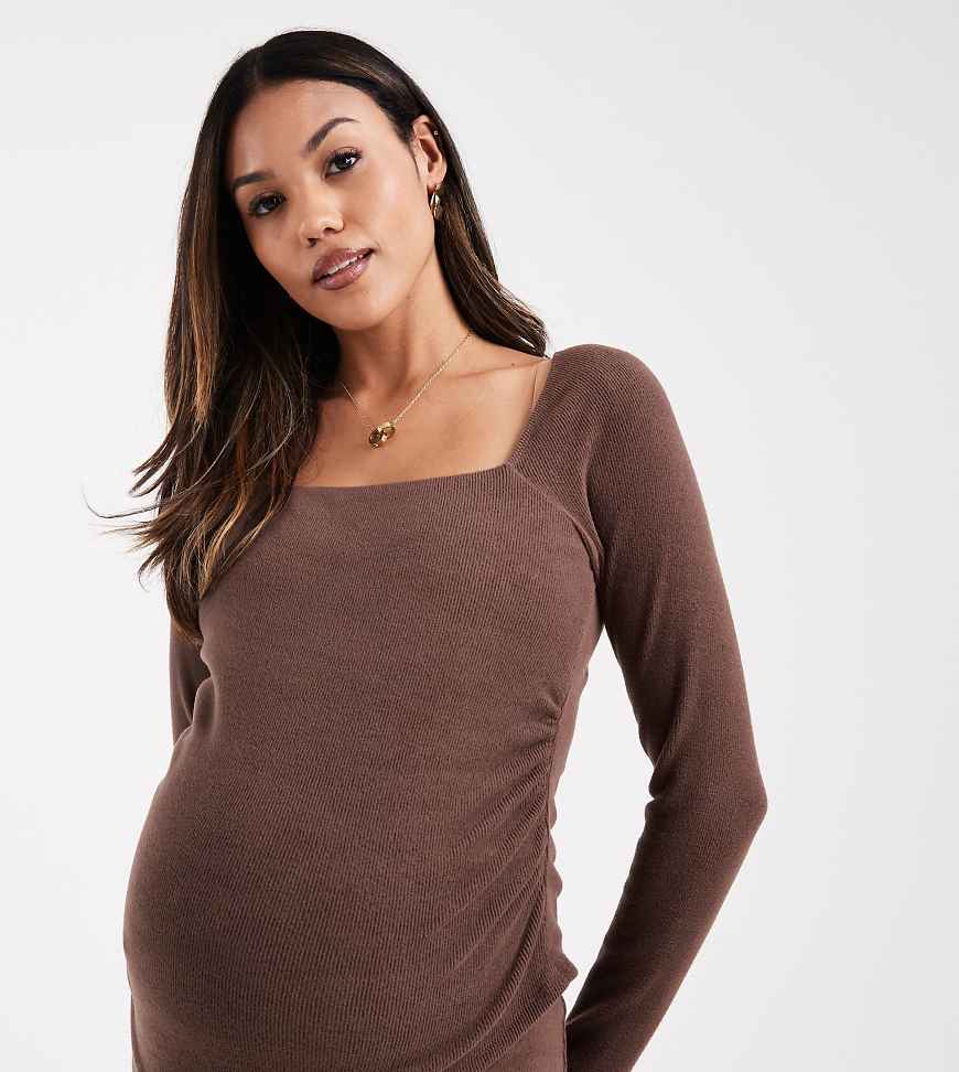 ASOS DESIGN Maternity - Geripptes langärmeliges Oberteil in Schokobraun mit eckigem Ausschnitt, Kombiteil-Brown von ASOS Maternity