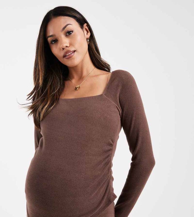 ASOS DESIGN Maternity - Geripptes langärmeliges Oberteil in Schokobraun mit eckigem Ausschnitt, Kombiteil-Brown von ASOS Maternity