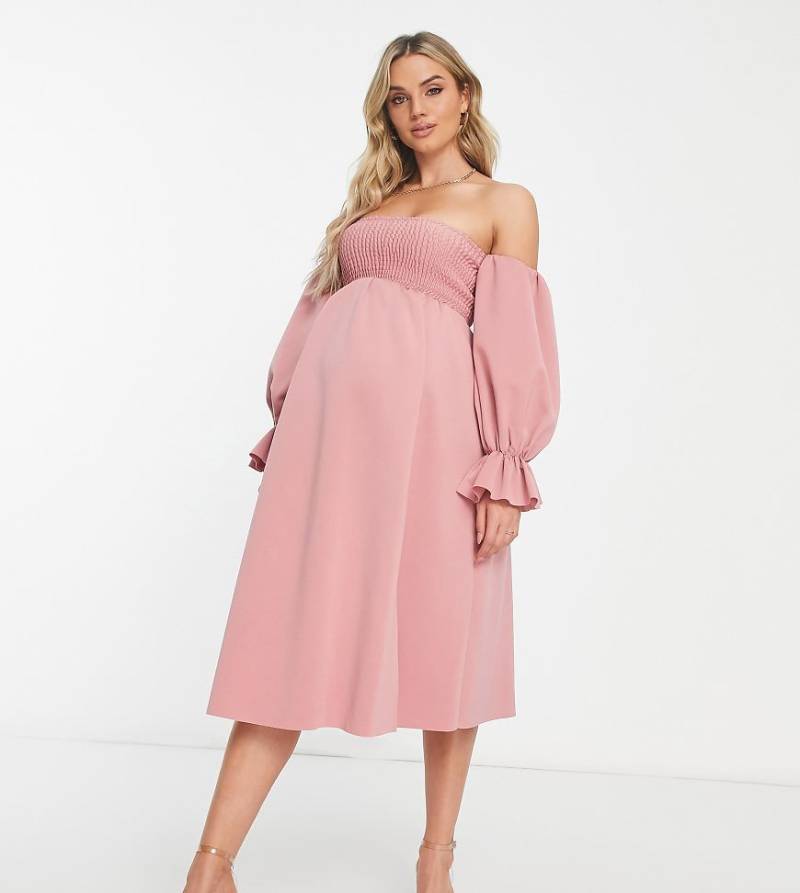 ASOS DESIGN Maternity - Gesmoktes Midikleid in Sanftrosa mit Carmen-Ausschnitt und Blouson-Ärmeln-Bunt von ASOS Maternity