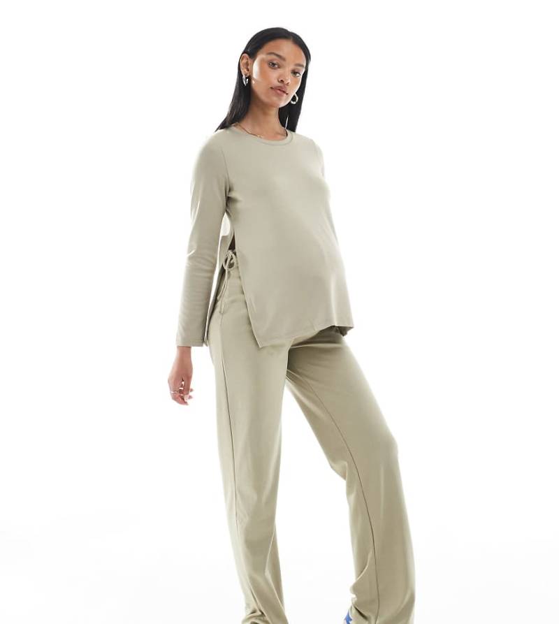 ASOS DESIGN Maternity - Gestreiftes Still-T-Shirt in Marineblau-Bunt von ASOS Maternity