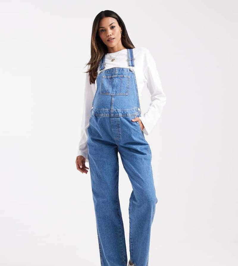 ASOS DESIGN Maternity - Jeanslatzhose in Mittelblau von ASOS Maternity