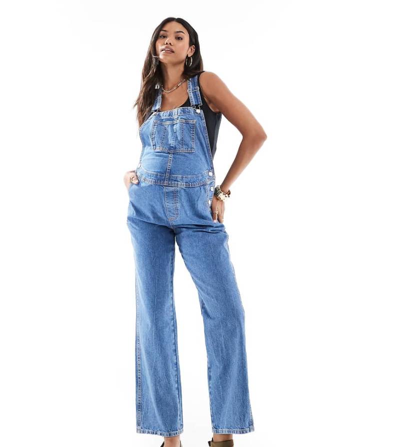 ASOS DESIGN Maternity - Jeanslatzhose in Mittelblau von ASOS Maternity