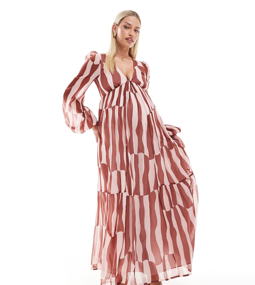 ASOS DESIGN Maternity - Langärmliges, gestuftes Maxikleid in Rostrot mit abstraktem Print und V-Ausschnitt-Bunt von ASOS Maternity