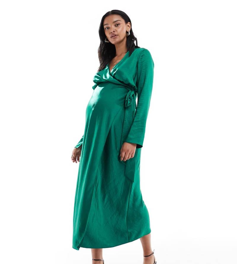ASOS DESIGN Maternity - Langärmliges Midaxikleid aus Satin in Smaragdgrün mit gewickeltem Detail, Umstandsmode von ASOS Maternity