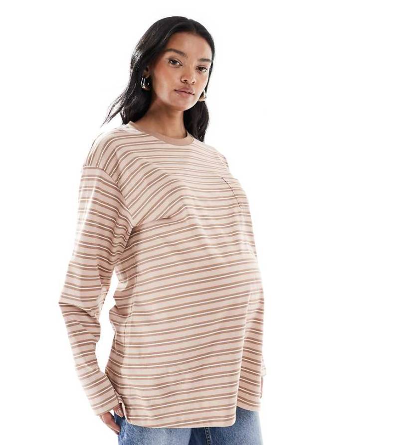 ASOS DESIGN Maternity - Langärmliges Oversize-Skater-Shirt mit Streifen in neutralen Tönen, Umstandsmode von ASOS Maternity