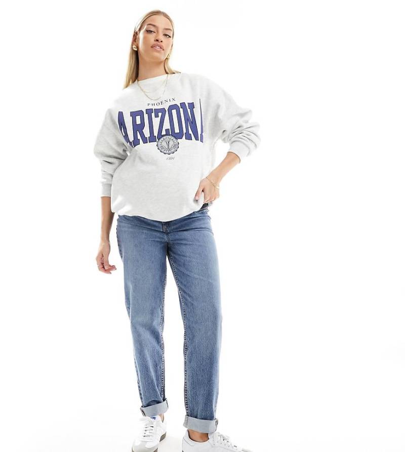 ASOS DESIGN Maternity - Locker geschnittene Mom-Jeans in Mittelblau mit hohem Bund von ASOS Maternity