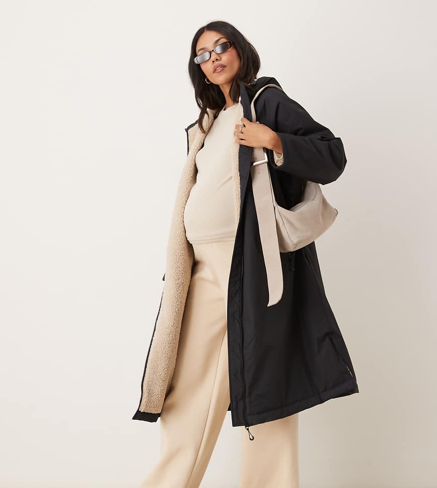 ASOS DESIGN Maternity - Longline-Regenmantel in Schwarz mit Fleece-Futter, Umstandsmode ASOS DESIGN Maternity - Longline-Regenmantel in Schwarz mit Fleece-Futter, Umstandsmode von ASOS Maternity