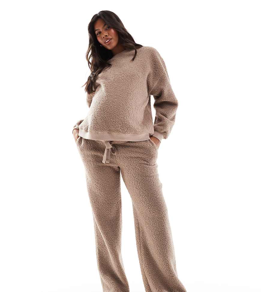 ASOS DESIGN Maternity - Lounge-Set, bestehend aus Sweatshirt und Hose mit weitem Bein aus Teddyfell in Taupe-Grau von ASOS Maternity