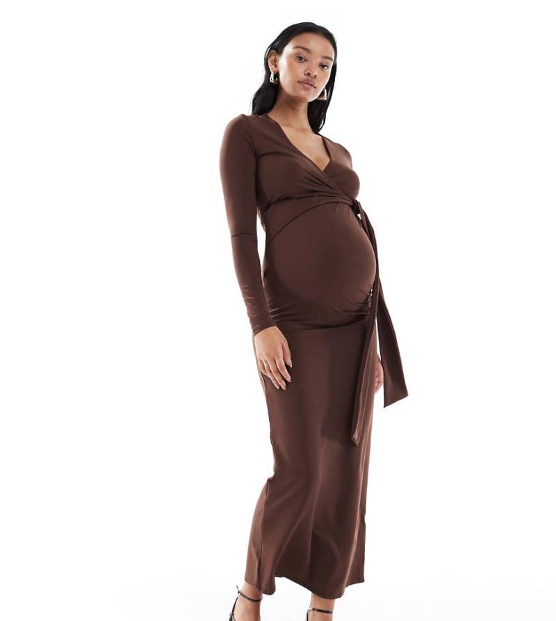 ASOS DESIGN Maternity - Maxikleid in Schokobraun mit Wickel-Strickjacke und Bindedetail, Umstandsmode-Brown von ASOS Maternity