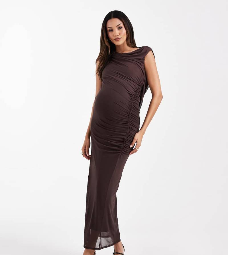 ASOS DESIGN Maternity - Netzstoff-Maxikleid in Schokobraun mit One-Shoulder-Träger, geraffter Vorderseite und drapierter Rückseite-Brown von ASOS Maternity