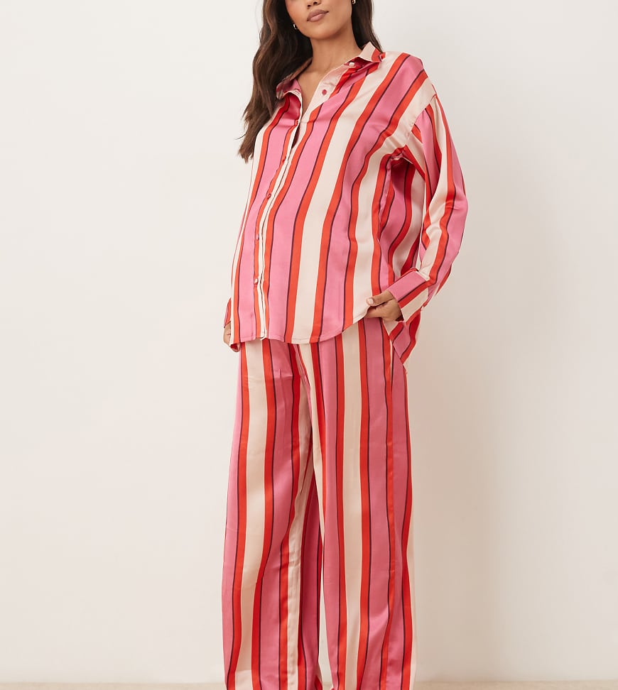 ASOS DESIGN Maternity - Oversize-Pyjama-Set aus Satinhemd und -hose in Rot und Rosa gestreift, Umstandsmode ASOS DESIGN Maternity - Oversize-Pyjama-Set aus Satinhemd und -hose in Rot und Rosa gestreift, Umstandsmode von ASOS Maternity