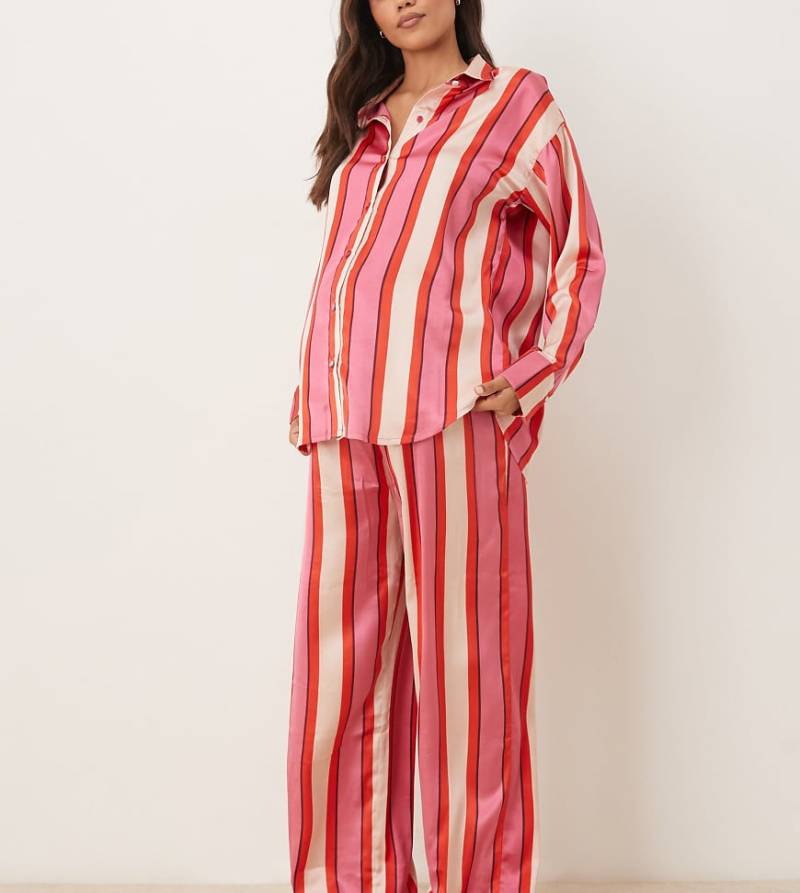 ASOS DESIGN Maternity - Oversize-Pyjama-Set aus Satinhemd und -hose in Rot und Rosa gestreift, Umstandsmode ASOS DESIGN Maternity - Oversize-Pyjama-Set aus Satinhemd und -hose in Rot und Rosa gestreift, Umstandsmode von ASOS Maternity