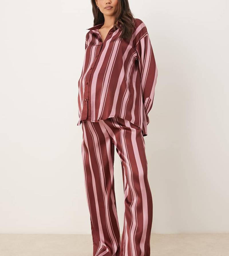 ASOS DESIGN Maternity - Oversize-Pyjama aus Satin in Burgunderrot gestreift mit Hemd und Hose-Bunt von ASOS Maternity