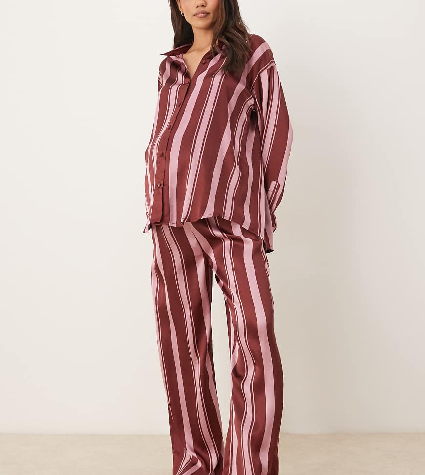 ASOS DESIGN Maternity - Oversize-Pyjama aus Satin in Burgunderrot gestreift mit Hemd und Hose-Bunt von ASOS Maternity