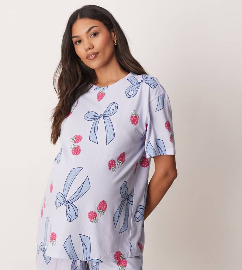 ASOS DESIGN Maternity - Pyjama-Set in Blau mit Schleifen- und Beerenmuster, aus Oversize-T-Shirt und Shorts von ASOS Maternity