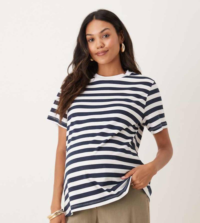 ASOS DESIGN Maternity - Regular Fit T-Shirt in gestreiftem Marineblau-Bunt von ASOS Maternity
