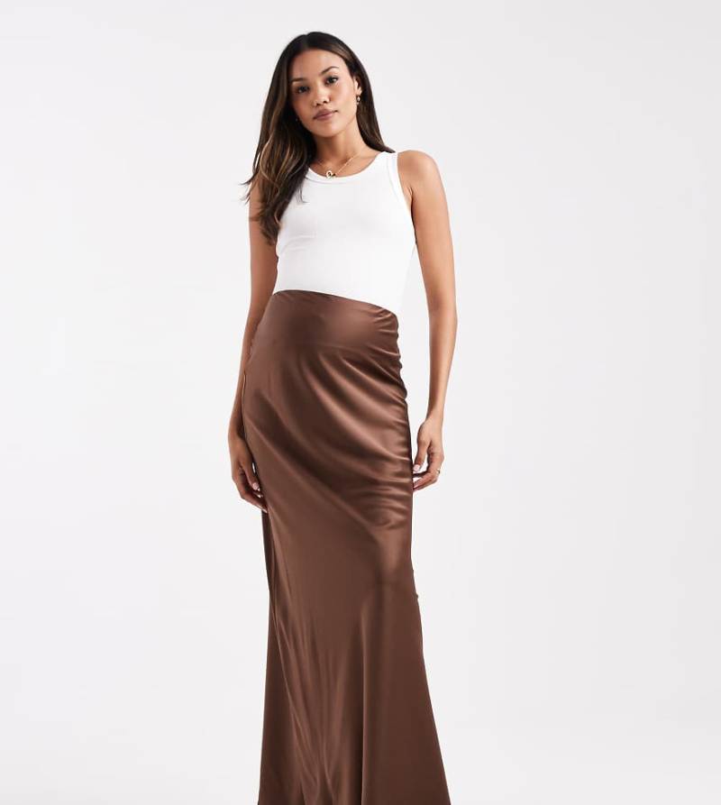 ASOS DESIGN Maternity - Satin-Maxirock mit asymmetrischem Schnitt, Umstandsmode-Brown von ASOS Maternity