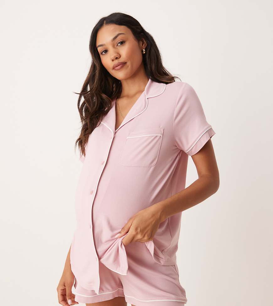 ASOS DESIGN Maternity - Sehr weicher Pyjama mit kurzärmligem Hemd und Shorts in Staubrosa-Weiß ASOS DESIGN Maternity - Sehr weicher Pyjama mit kurzärmligem Hemd und Shorts in Staubrosa-Weiß von ASOS Maternity