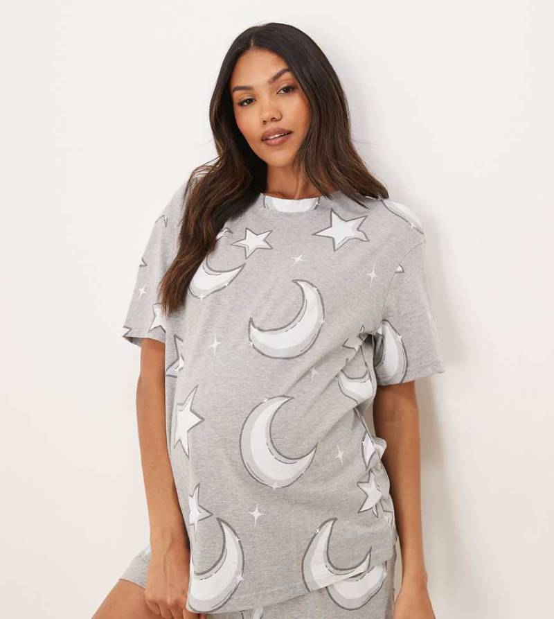 ASOS DESIGN Maternity - Pyjama in Grau mit Mond- und Sternen-Print bestehend aus Oversize-T-Shirt und Shorts-Bunt von ASOS Maternity