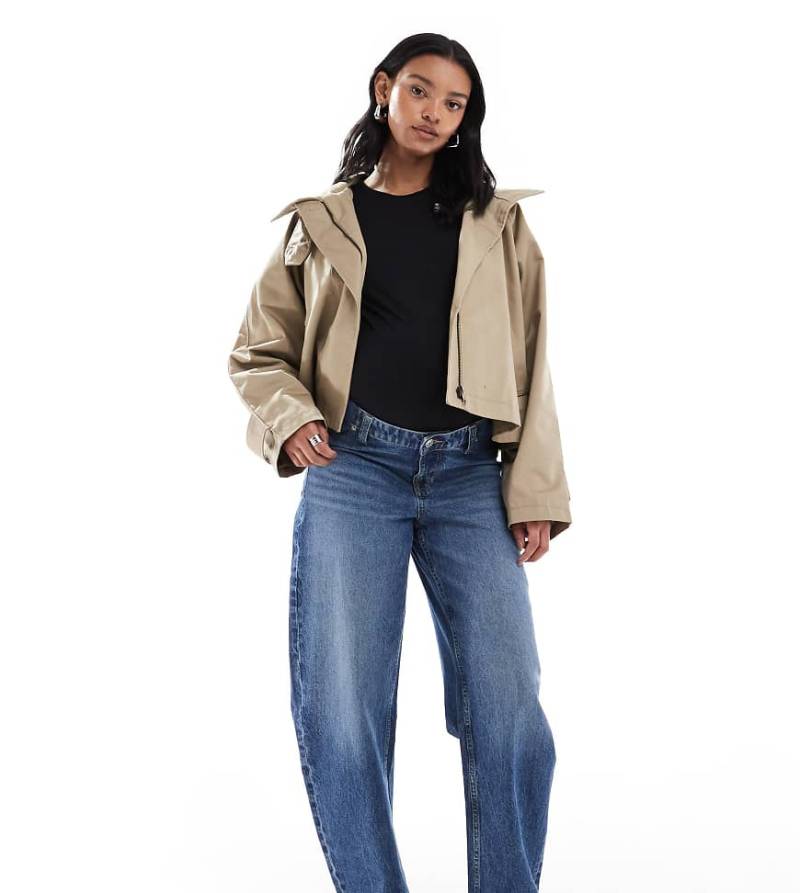 ASOS DESIGN Maternity - Slim-Fit-Barrel Leg Jeans in Mittelblau von ASOS Maternity