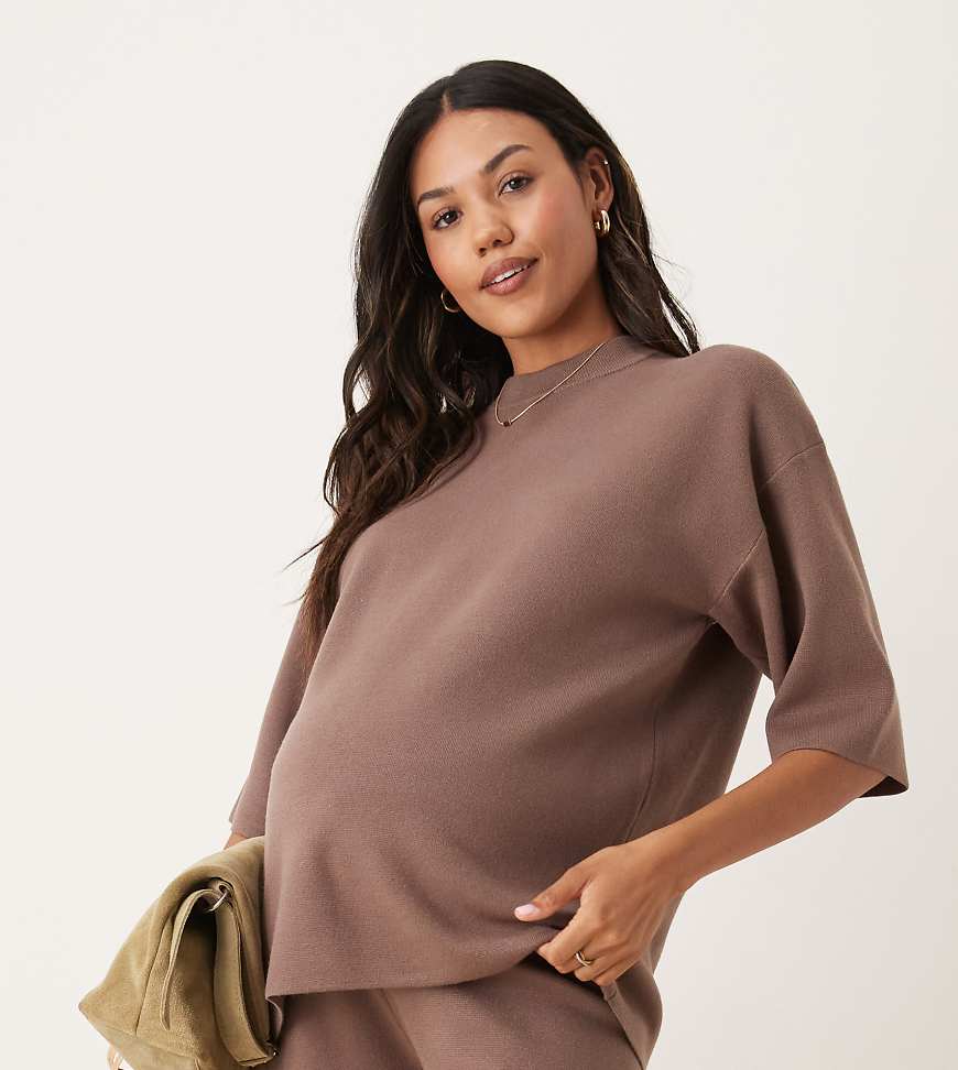ASOS DESIGN Maternity - Strukturiertes Oversize-T-Shirt aus Strick in Mokka-Braun von ASOS Maternity
