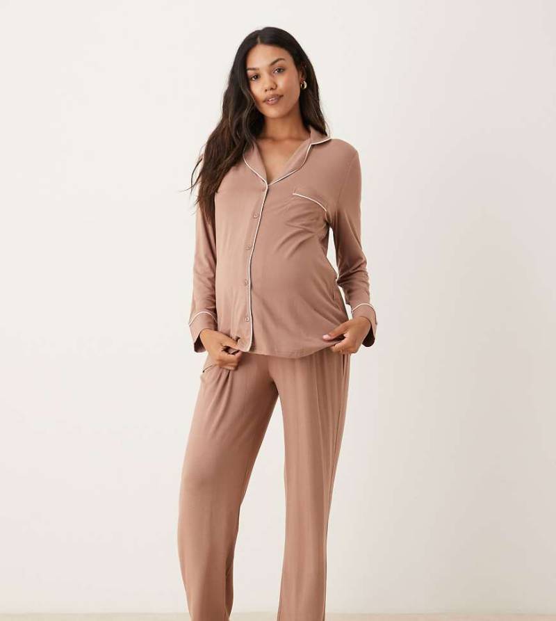 ASOS DESIGN Maternity - Superweicher, langärmliger Pyjama in Braun von ASOS Maternity