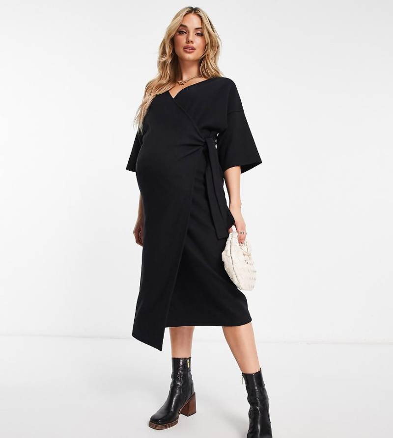 ASOS DESIGN Maternity - Superweiches, gewickeltes Midi-Pulloverkleid in Schwarz mit Bindegürtel von ASOS Maternity