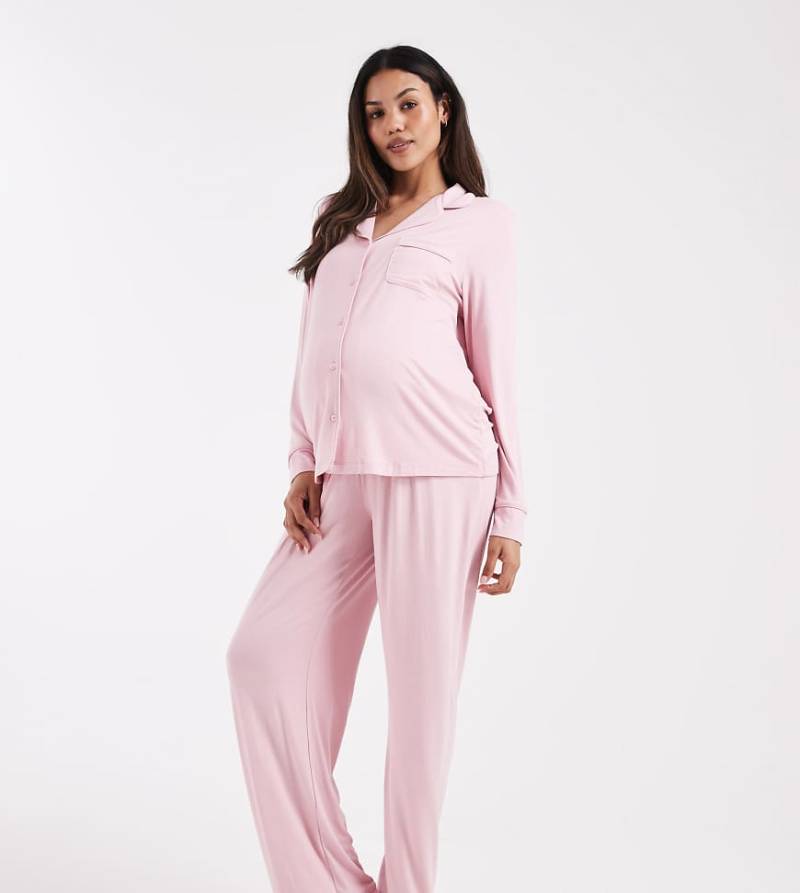 ASOS DESIGN Maternity - Superweiches Pyjama-Set aus langärmligem Hemd und Hose in Hellrosa von ASOS Maternity