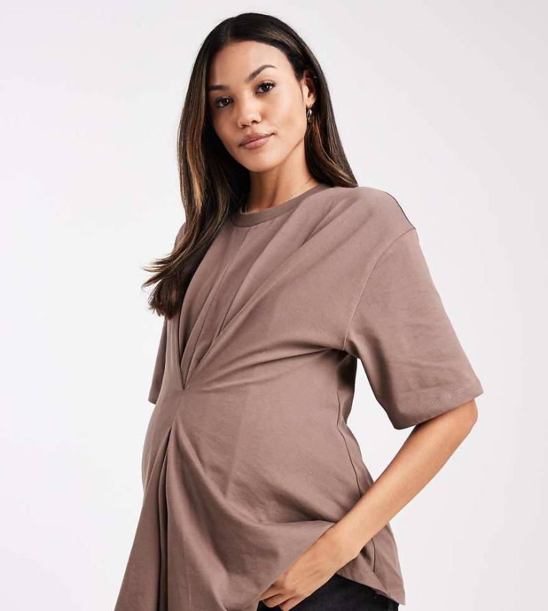 ASOS DESIGN Maternity - T-Shirt in Mokka mit gestecktem Falten-Design, Umstandsmode-Bunt von ASOS Maternity