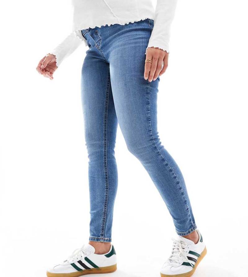 ASOS DESIGN Maternity - Ultimate - Eng geschnittene Jeans in Blau mit Überbauchbund von ASOS Maternity