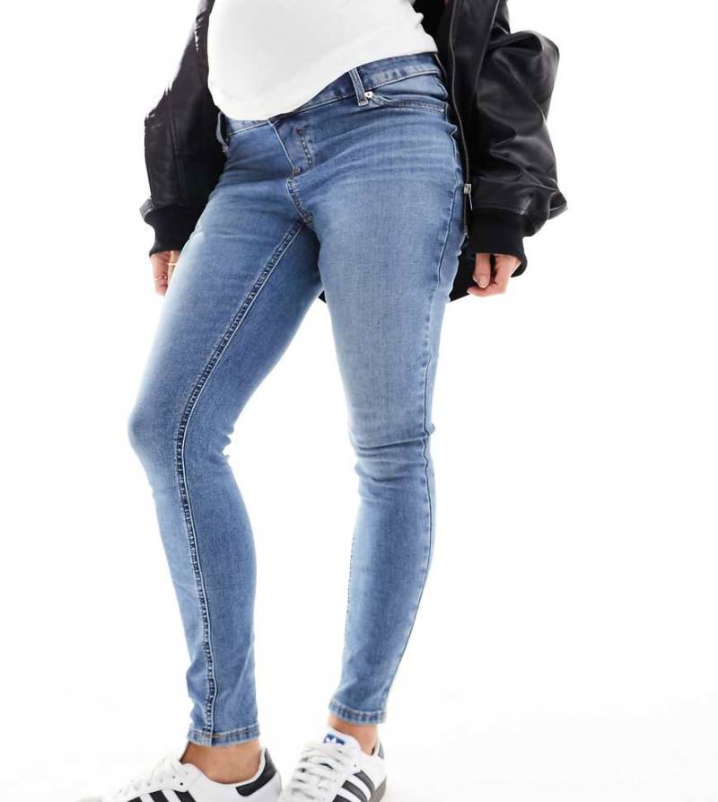 ASOS DESIGN Maternity - Ultimate - Eng geschnittene Jeans in Blau von ASOS Maternity