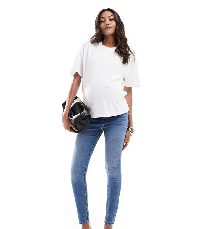 ASOS DESIGN Maternity - Ultimate - Jeans in Mittelblau mit engem Schnitt, Umstandsmode von ASOS Maternity