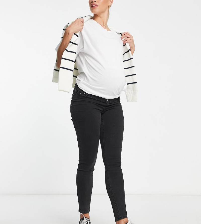 ASOS DESIGN Maternity - Ultimate - Skinny-Jeans in verwaschenem Schwarz mit Überbauchbund von ASOS Maternity