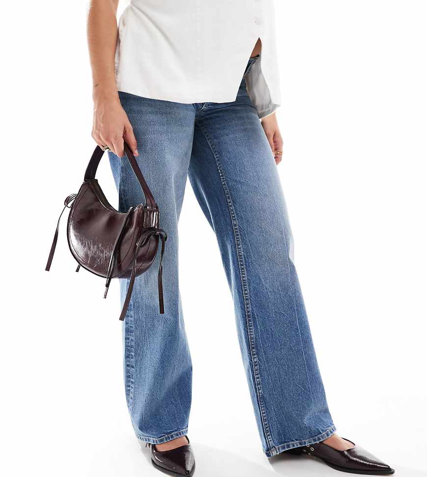 ASOS DESIGN Maternity - Weite Dad-Jeans in Mittelblau von ASOS Maternity