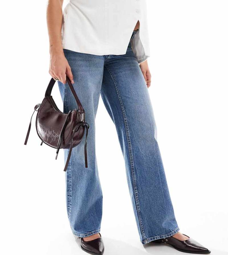 ASOS DESIGN Maternity - Weite Dad-Jeans in Mittelblau von ASOS Maternity