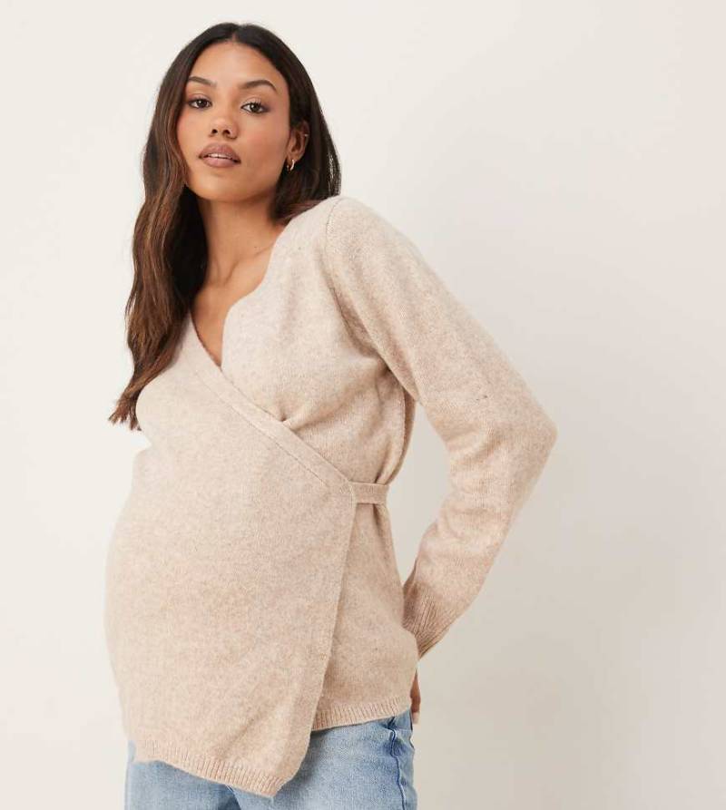 ASOS DESIGN Maternity - Wickelstrickjacke in Hellbeige-Neutral ASOS DESIGN Maternity - Wickelstrickjacke in Hellbeige-Neutral von ASOS Maternity