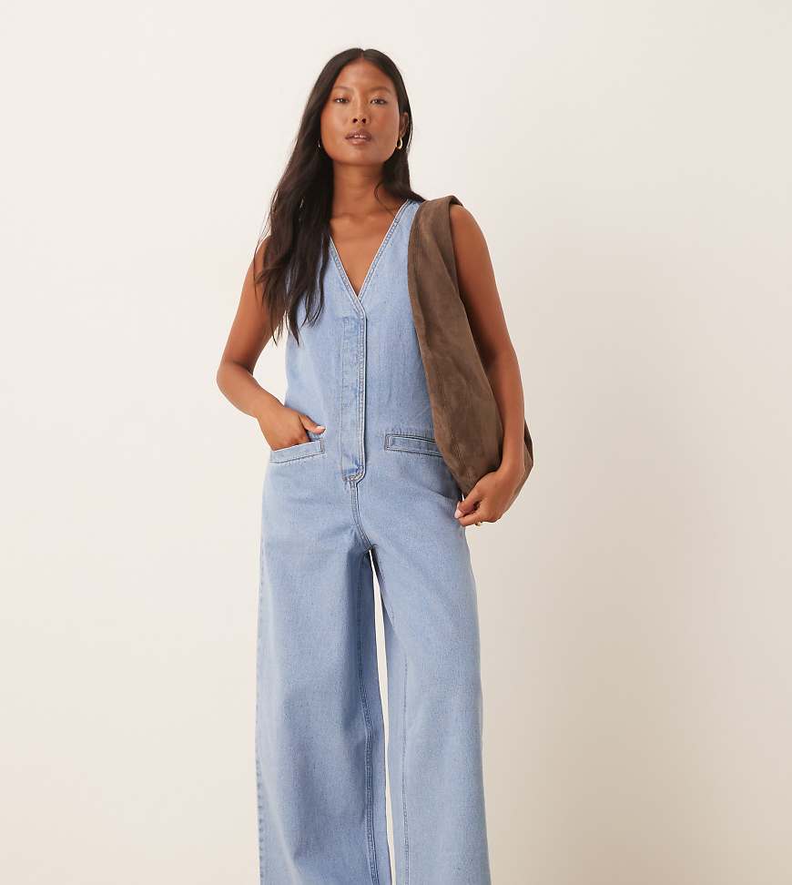 ASOS DESIGN Petite - Ärmelloser Denim-Jumpsuit in hellblauer Waschung mit Bindedetail auf der Rückseite von ASOS Petite