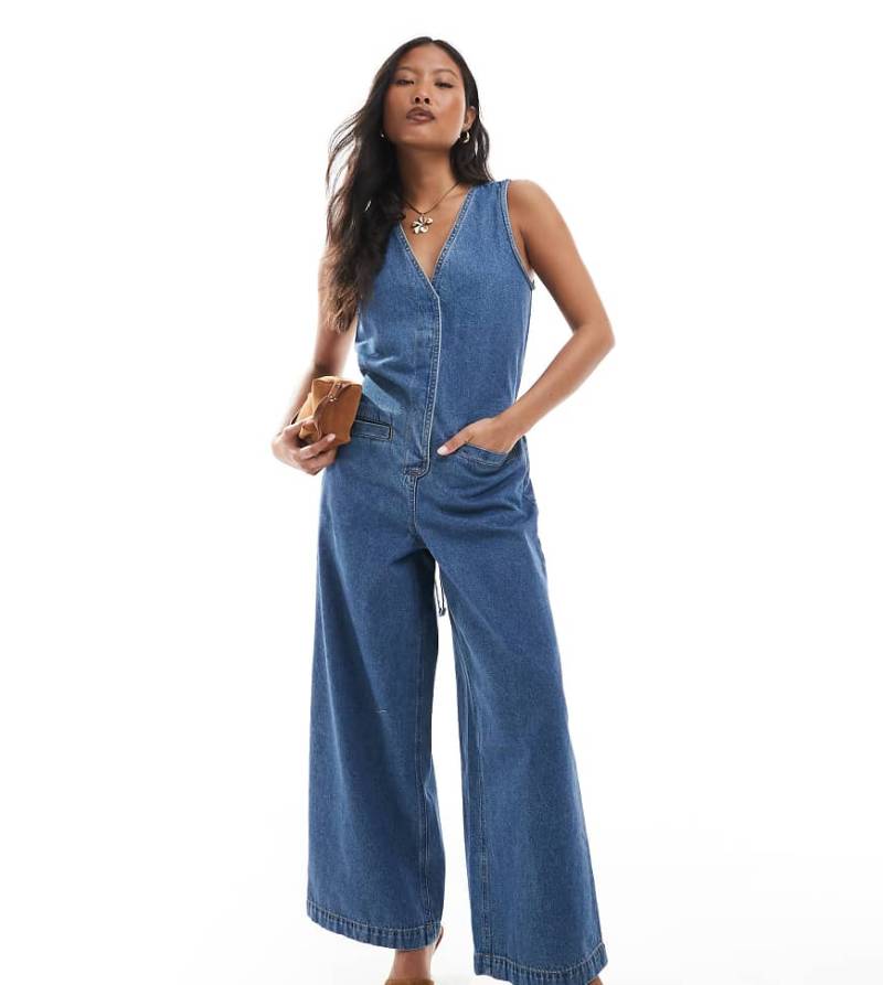 ASOS DESIGN Petite - Ärmelloser Jeans-Jumpsuit in mittelblauer Waschung mit lockerem Schnitt von ASOS Petite