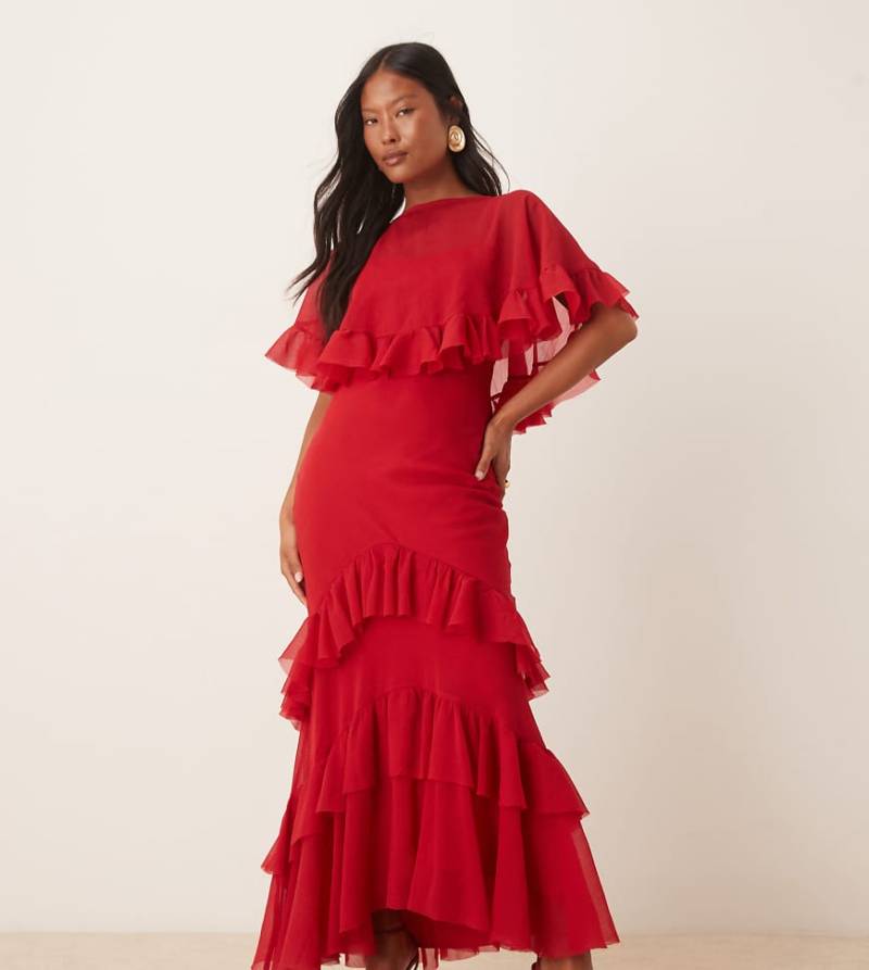 ASOS DESIGN Petite - Asymmetrisch geschnittenes Maxikleid in Rot mit Rüschen und Cape-Overlay von ASOS Petite