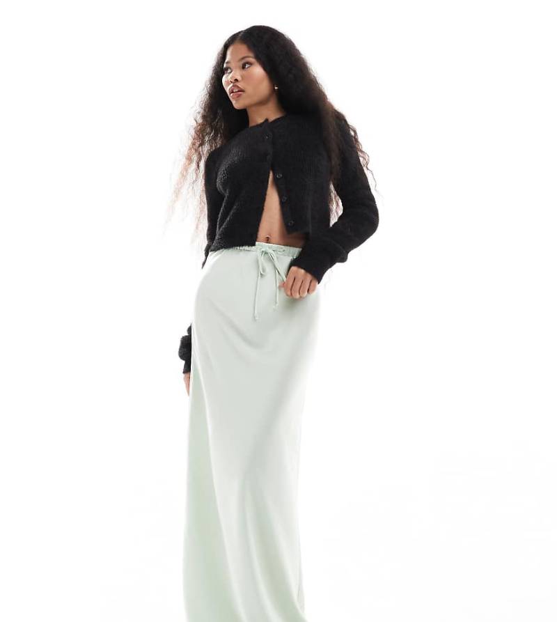 ASOS DESIGN Petite - Asymmetrischer Satin-Maxirock in Mintgrün mit Tunnelzug von ASOS Petite