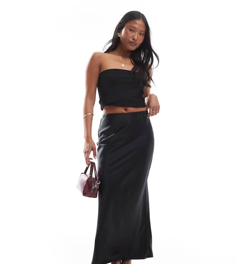 ASOS DESIGN Petite - Asymmetrischer Satin-Midirock zum Reinschlüpfen in Schwarz von ASOS Petite