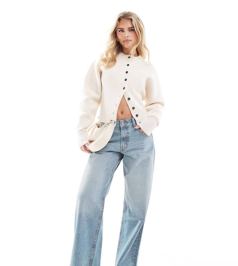 ASOS DESIGN Petite - Weite Jeans in heller Waschung mit niedrigem Bund-Blau von ASOS Petite