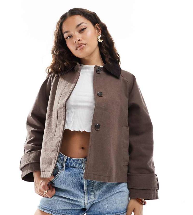 ASOS DESIGN Petite - Jacke in Mokka mit Kontrastkragen-Keine Farbe von ASOS Petite