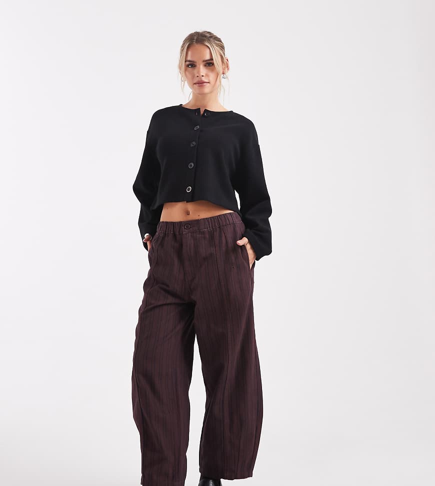 ASOS DESIGN Petite - Barrel-Leg-Hose in verwaschenem Burgunderrot mit marineblauen Streifen und elastischem Bund von ASOS Petite
