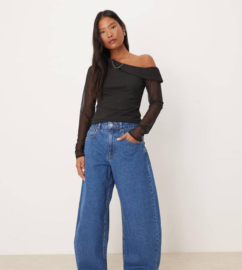 ASOS DESIGN Petite - Barrel-Jeans in Mittelblau mit hohem Bund von ASOS Petite