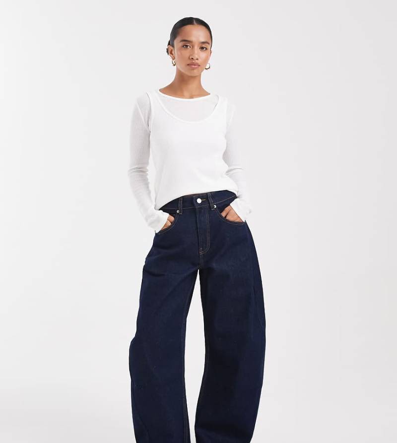 ASOS DESIGN Petite - Barrel-Jeans in Rinse-Waschung mit hohem Bund-Marineblau von ASOS Petite