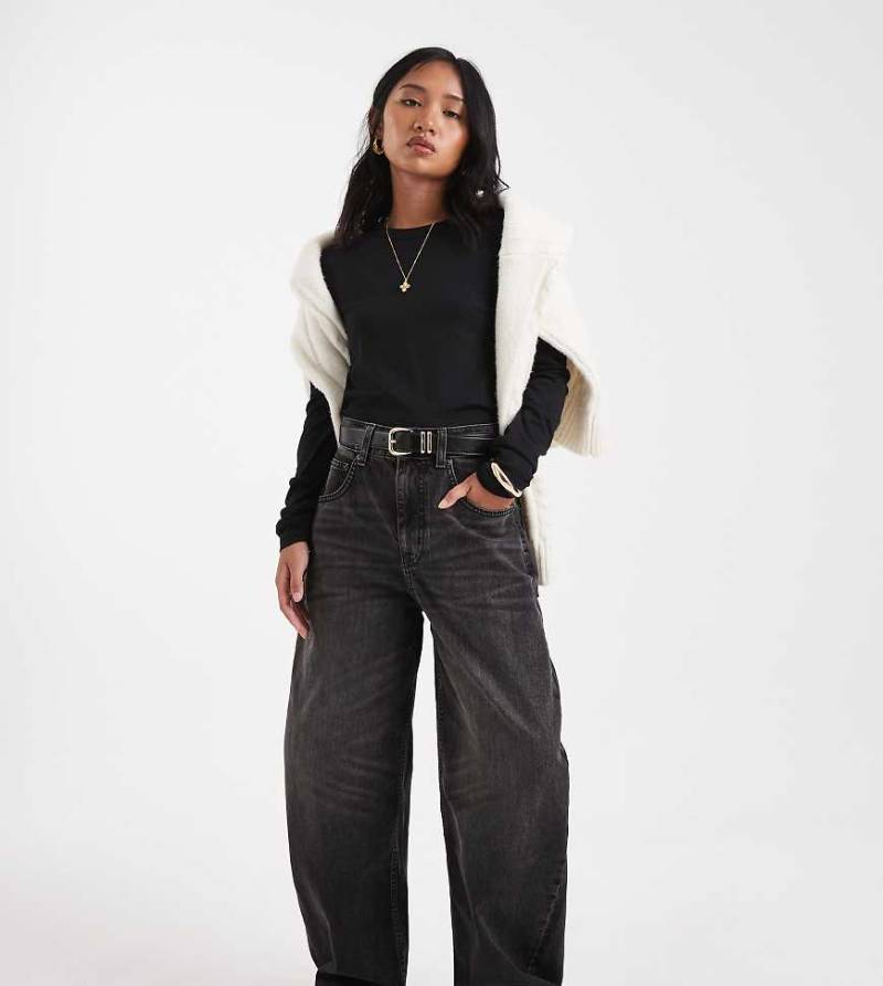 ASOS DESIGN Petite - Jeans in verwaschenem Anthrazit mit weitem, abgerundetem Bein und hohem Bund-Schwarz von ASOS Petite