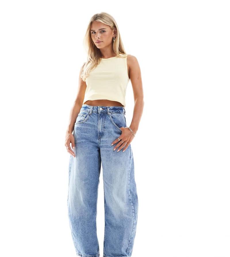 ASOS DESIGN Petite - Barrel-Jeans in Mittelblau mit hohem Bund von ASOS Petite